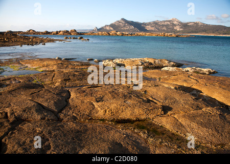 Vista di Mt Killiecrankie attraverso Killiecrankie Bay su Flinders Island Foto Stock