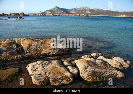 Vista di Mt Killiecrankie attraverso Killiecrankie Bay su Flinders Island Foto Stock