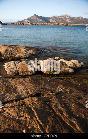 Vista di Mt Killiecrankie attraverso Killiecrankie Bay su Flinders Island Foto Stock