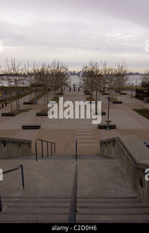 L'uomo contemplando la Sept xi Memorial "Cartoline' su Staten Island in New York City Foto Stock