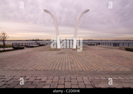 Settembre xi Memorial chiamato 'Cartoline' su Staten Island in New York City guardando ad est verso il World Trade Center. Foto Stock