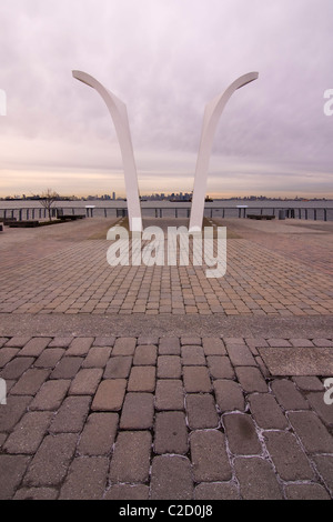 Settembre xi Memorial "Cartoline' su Staten Island in New York City guardando ad est verso il World Trade Center. Foto Stock