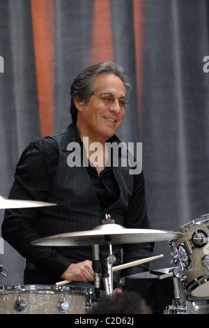 Max Weinberg Bruce Springsteen e la E Street Band di eseguire sul NBC 'La Mostra Oggi 2007 Toyota serie di concerti presso il Foto Stock