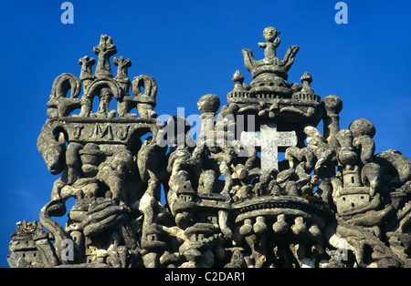 Calcestruzzo scolpita la tomba di Ferdinando Facteur Cheval presso Le Palais ideale o Palazzo ideale (Folk o galleria d'Arte Naif), Hautrives, Francia Foto Stock