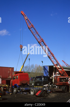Gru di sollevamento cabina del camion da telaio a scrapyard regno unito Foto Stock