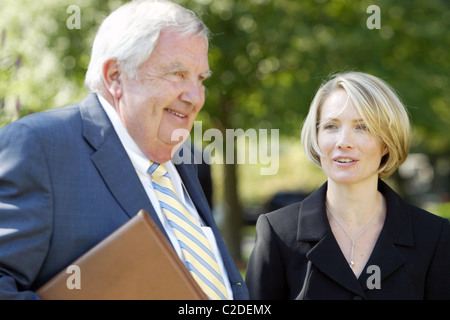 White House Counsel Fred Fisher Fielding e segretario stampa della Casa Bianca Dana Perino il Presidente degli Stati Uniti George W Bush nomina Foto Stock