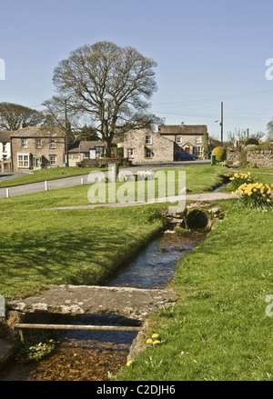 Bellerby villaggio vicino Leyburn, Wensleydale. Un angolo di verde villaggio in primavera. North Yorkshire Foto Stock