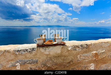 Pronto a servire le tazze di caffè e biscotti contro il cielo blu Foto Stock