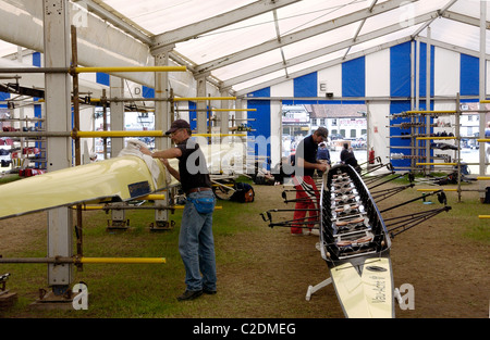 La preparazione di gusci di canottaggio per corse in barca tenda a Henley Royal Regatta settimana a Henley on Thames in Oxfordshire England Regno Unito Foto Stock