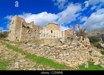 Tipica pietra case-torri rovine nel Vathia, Mani, Grecia Foto Stock