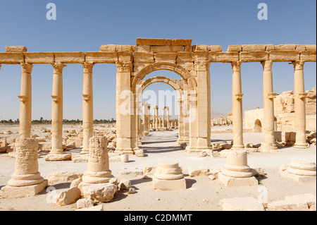 Palmyra. La Siria. Un arco apertura nel portico meridionale dà accesso ad una strada che corre attorno all'emiciclo del teatro. Foto Stock