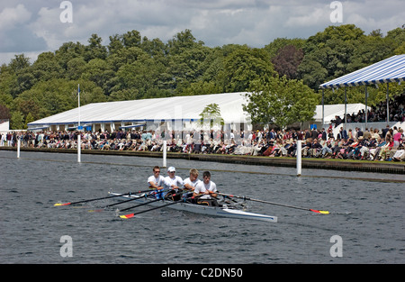 Gli uomini durante il canottaggio Henley Royal Regatta settimana a Henley on Thames in Oxfordshire England Regno Unito Foto Stock