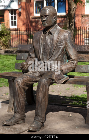 Alan Turing Memorial statua, Sackville Park,Manchester. La scultura di Glyn Hughes è stato inaugurato il 23 giugno 2011. Foto Stock