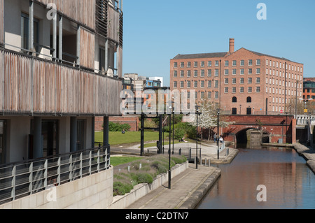 Appartamenti Nuovi e ricondizionati magazzino sulle rive del Rochdale canal,parte del bacino di Piccadilly sviluppo, Manchester Foto Stock