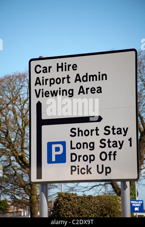 Parcheggio e segno di direzione presso l'Aeroporto di Bournemouth nel mese di aprile Foto Stock