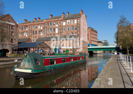 Chiatta o barca stretta sul Nottingham canal passando magazzini convertito nel centro della città di Nottingham REGNO UNITO Inghilterra GB EU Europe Foto Stock