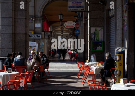 La scena della pavimentazione di via Roma a Cagliari, Sardegna, nel pomeriggio alto contrasto luce solare. Foto Stock