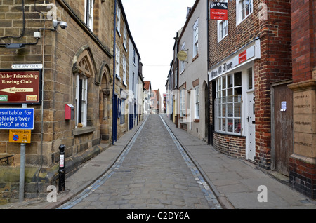 La mattina presto il colpo di una strada acciottolata a Whitby, North Yorkshire. Foto Stock