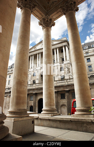 Banca d'Inghilterra vista attraverso il royal exchange Foto Stock