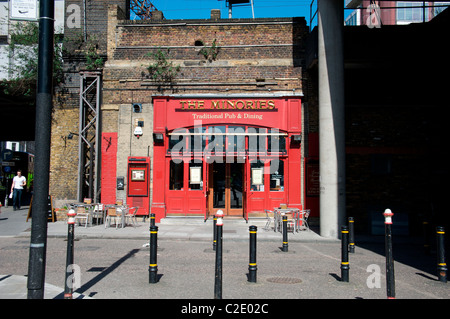 Il Minories, un pub vicino al Tower Bridge, London, England Regno Unito Foto Stock