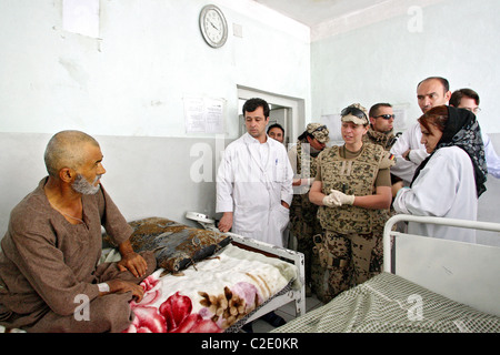 Un medico in ospedale in Faisabad, Afghanistan Foto Stock