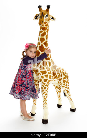 Bambina che gioca con il giocattolo farcito giraffa Foto Stock