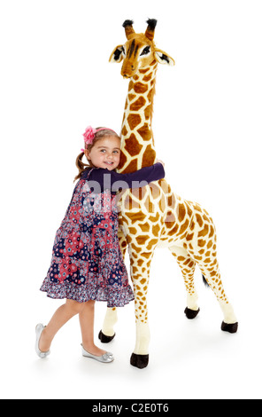 Bambina che gioca con il giocattolo farcito giraffa Foto Stock