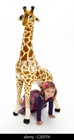 Bambina che gioca con il giocattolo farcito giraffa Foto Stock