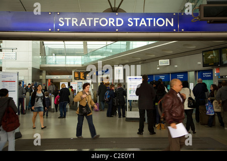 Persone entrata Stratford rail station Newham Londra Foto Stock