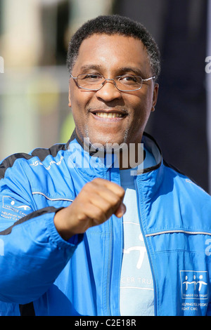 Ex British middleweight Michael Watson visto al Brighton Marathon 2011. Foto di James Boardman Foto Stock