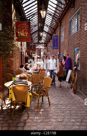 Regno Unito, Inghilterra, Staffordshire, porro, Derby Street, Getliffe's Yard, i clienti a pavement cafe Foto Stock