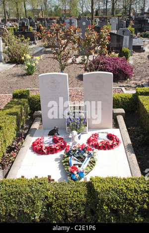 Tombe di Wing Commander Guy Gibson VC, DSO & Bar, DFC & Bar e Squadron Leader Jim Warwick DFC Steenbergen Olanda Foto Stock