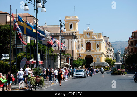 Piazza Tasso di Sorrento che è una piccola città della Campania, Italia Foto Stock