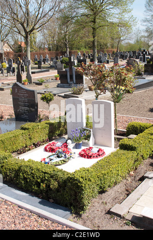 Tombe di Wing Commander Guy Gibson VC, DSO & Bar, DFC & Bar e Squadron Leader Jim Warwick DFC Steenbergen Olanda Foto Stock