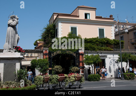 Piazza Tasso di Sorrento che è una piccola città della Campania, Italia Foto Stock