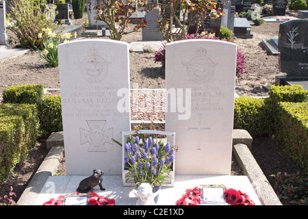 Tombe di Wing Commander Guy Gibson VC, DSO & Bar, DFC & Bar e Squadron Leader Jim Warwick DFC Steenbergen Olanda Foto Stock