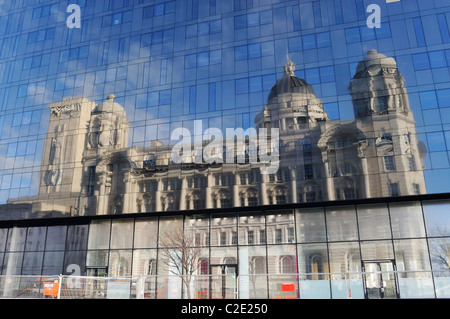 La riflessione del porto di Liverpool è un edificio a Il Grade ii Listed è un edificio situato a Pier Head su di Liverpool waterfront. Foto Stock