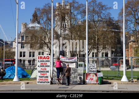 I sostenitori della pace in piazza del Parlamento a Londra. Gli attivisti di protesta contro il coinvolgimento del Regno Unito nella guerra di Iraq nella parte anteriore del Foto Stock