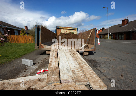 Rullo di grandi dimensioni su off la costruzione di saltare collocato su una strada nel Regno Unito Foto Stock