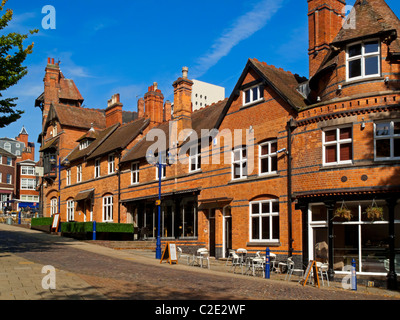 Fila di case e di un bar ristorante sulla porta del castello di Nottingham City Centre Inghilterra REGNO UNITO Foto Stock