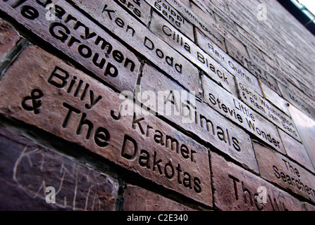 Muro delle Celebrità in Matthew Street, Liverpool - casa del famoso Cavern Club Foto Stock