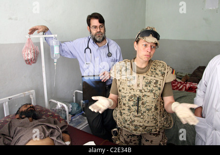 Un medico in ospedale in Faisabad, Afghanistan Foto Stock