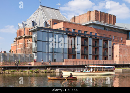 Il Royal Shakespeare Company teatro accanto al fiume Avon a Stratford upon Avon, Warwickshire, Inghilterra, Regno Unito Foto Stock