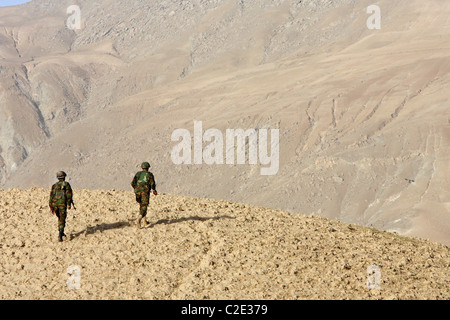 Soldati afgani di pattuglia, Feyzabad, Afghanistan Foto Stock