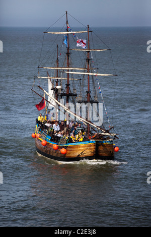 HM Bark Endeavour un'imbarcazione di ricerca della Royal Navy britannica comandata dal tenente James Cook in Australia e Nuova Zelanda. Replica sotto vela Whitby, Regno Unito Foto Stock