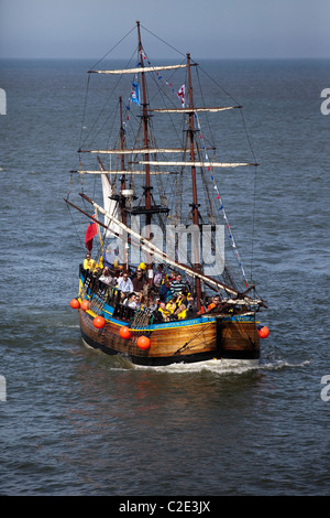 HMS Bark Endeavour un'imbarcazione di ricerca della Royal Navy britannica che il tenente James Cook comandò in Australia e Nuova Zelanda. Replica Undersail Whitby, Regno Unito Foto Stock