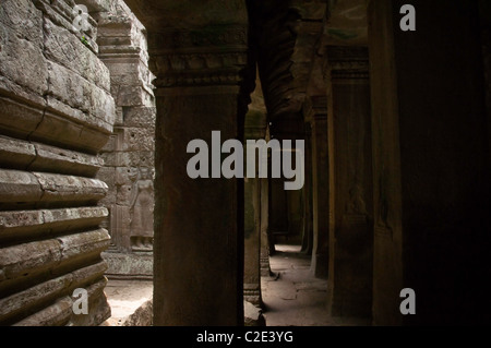 Tempio Bayon, Angkor, Cambogia - scolpiti nei corridoi e colonne all'interno del tempio Bayon Foto Stock