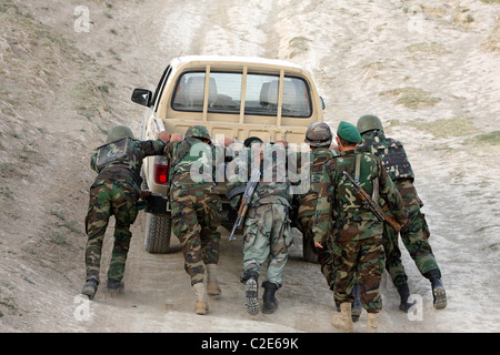 Soldati afgani di pattuglia, Feyzabad, Afghanistan Foto Stock