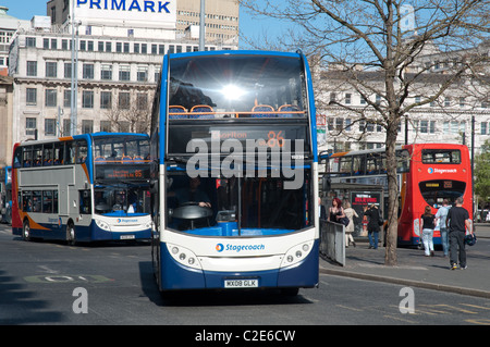 Piccadilly Gardens, dalla stazione degli autobus in Manchester. Foto Stock