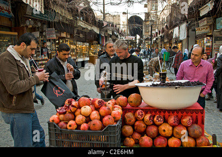 Vecchia di Damasco Siria melagrana succo di frutta market Foto Stock